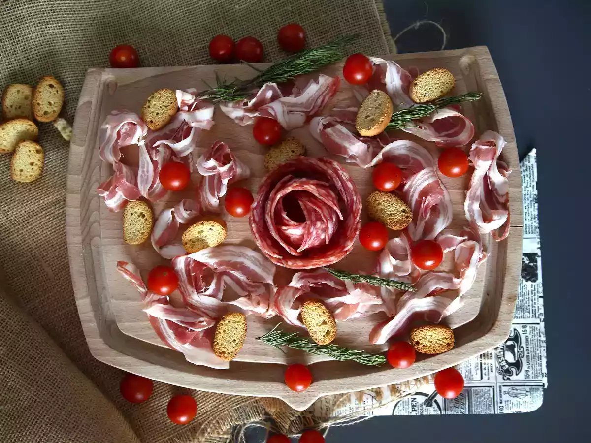 Jak připravit talíř s uzeninami? Pliage en forme de rose ! - foto 5
