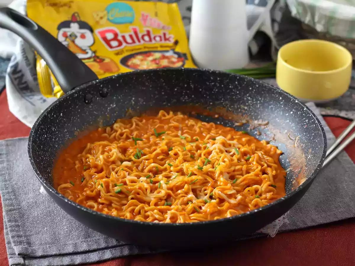Jak uvařit Buldak s příchutí sýra? Rychlý a snadný recept!
