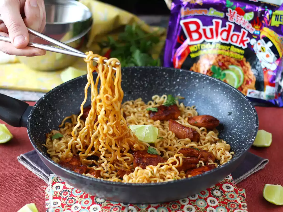 Jak uvařit nudle Buldak Habanero Lime s marinovaným kuřecím masem