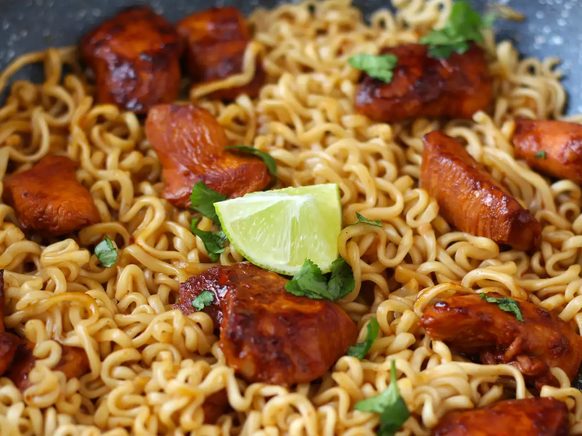 Jak uvařit nudle Buldak Habanero Lime s marinovaným kuřecím masem - foto 7