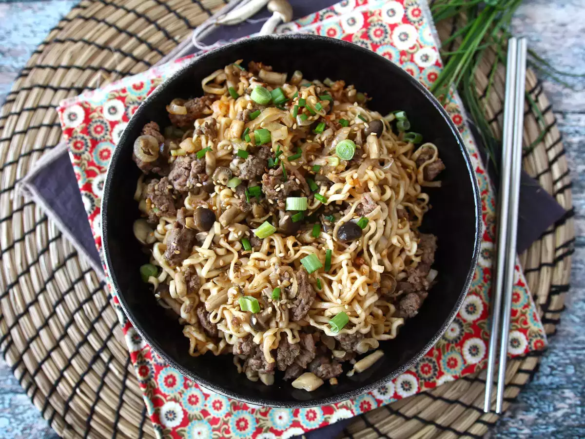 Jak vařit instantní nudle? Rychlý recept s hovězím masem a houbami! - foto 2