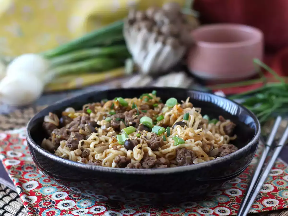 Jak vařit instantní nudle? Rychlý recept s hovězím masem a houbami! - foto 3