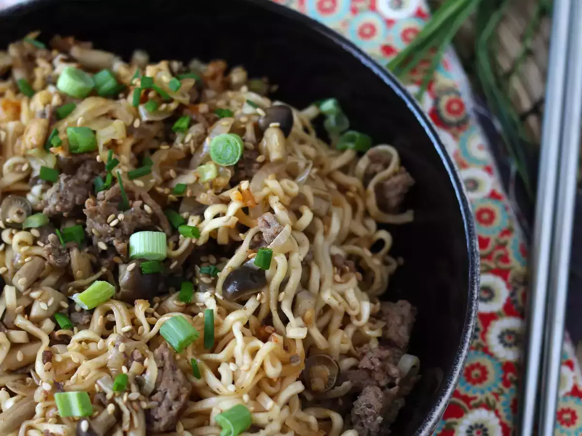 Jak vařit instantní nudle? Rychlý recept s hovězím masem a houbami! - foto 4