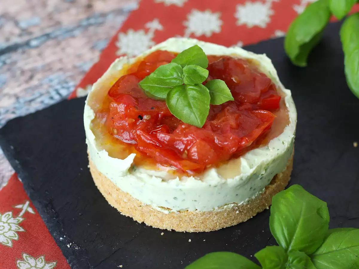 Jednoporcové slané cheesecaky s bazalkou a cherry rajčátky: skvělý tip na raut i aperitiv