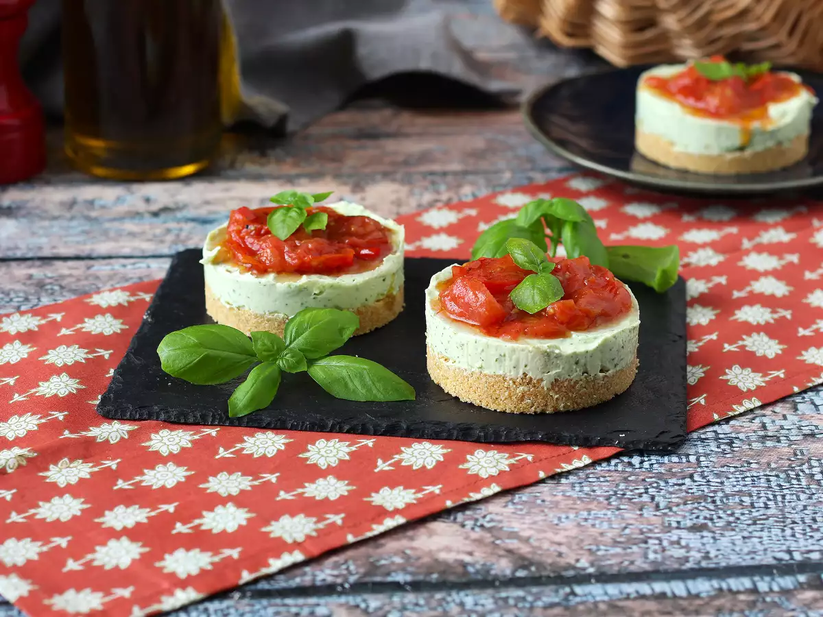Jednoporcové slané cheesecaky s bazalkou a cherry rajčátky: skvělý tip na raut i aperitiv - foto 4