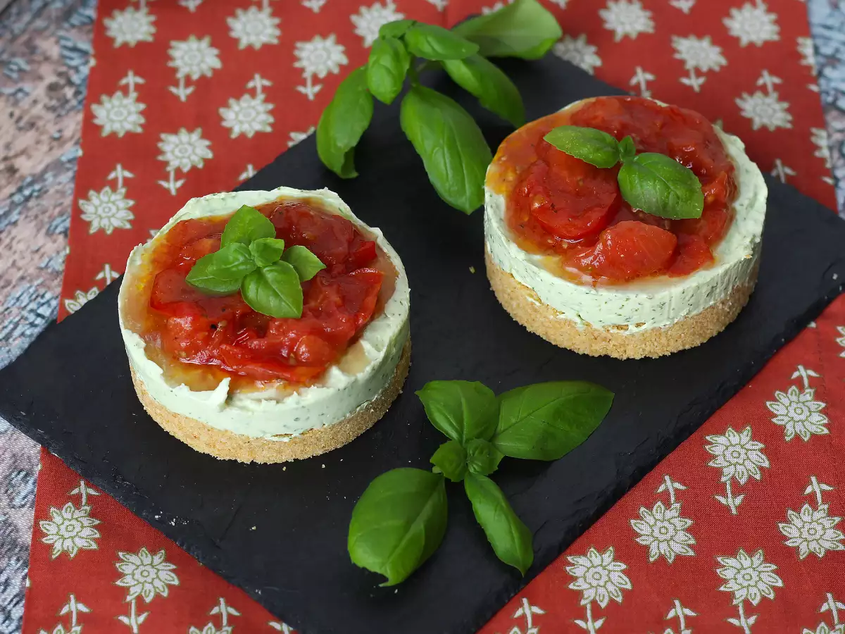 Jednoporcové slané cheesecaky s bazalkou a cherry rajčátky: skvělý tip na raut i aperitiv - foto 5