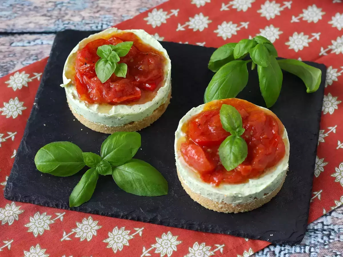 Jednoporcové slané cheesecaky s bazalkou a cherry rajčátky: skvělý tip na raut i aperitiv - foto 6