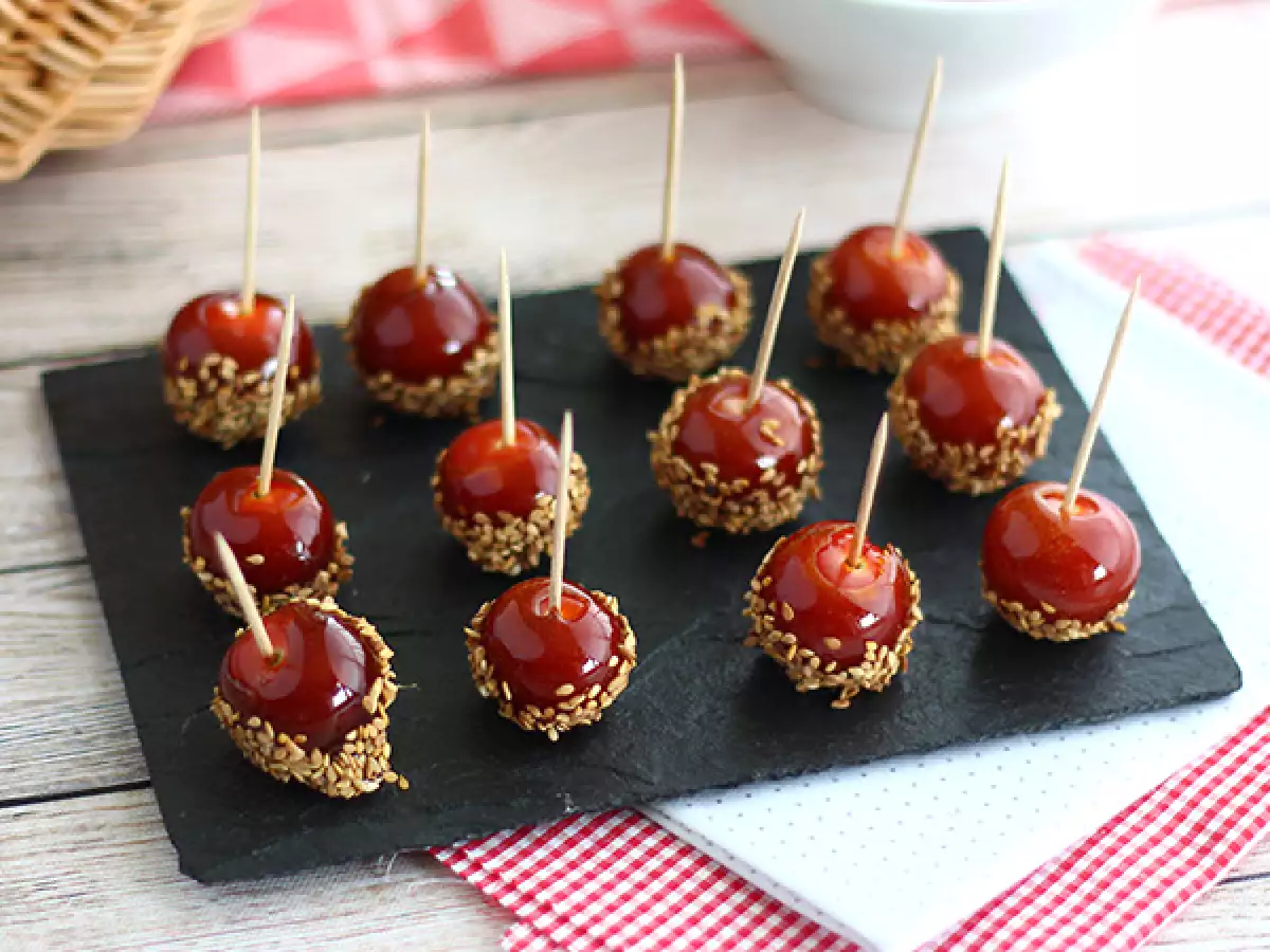 Karamelizovaná cherry rajčátka se sezamem (rajčátka lásky)