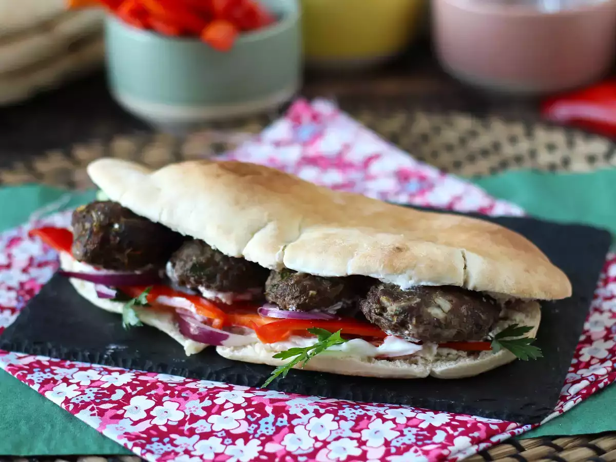 Köfte Ekmek – turecké masové placičky v chlebu