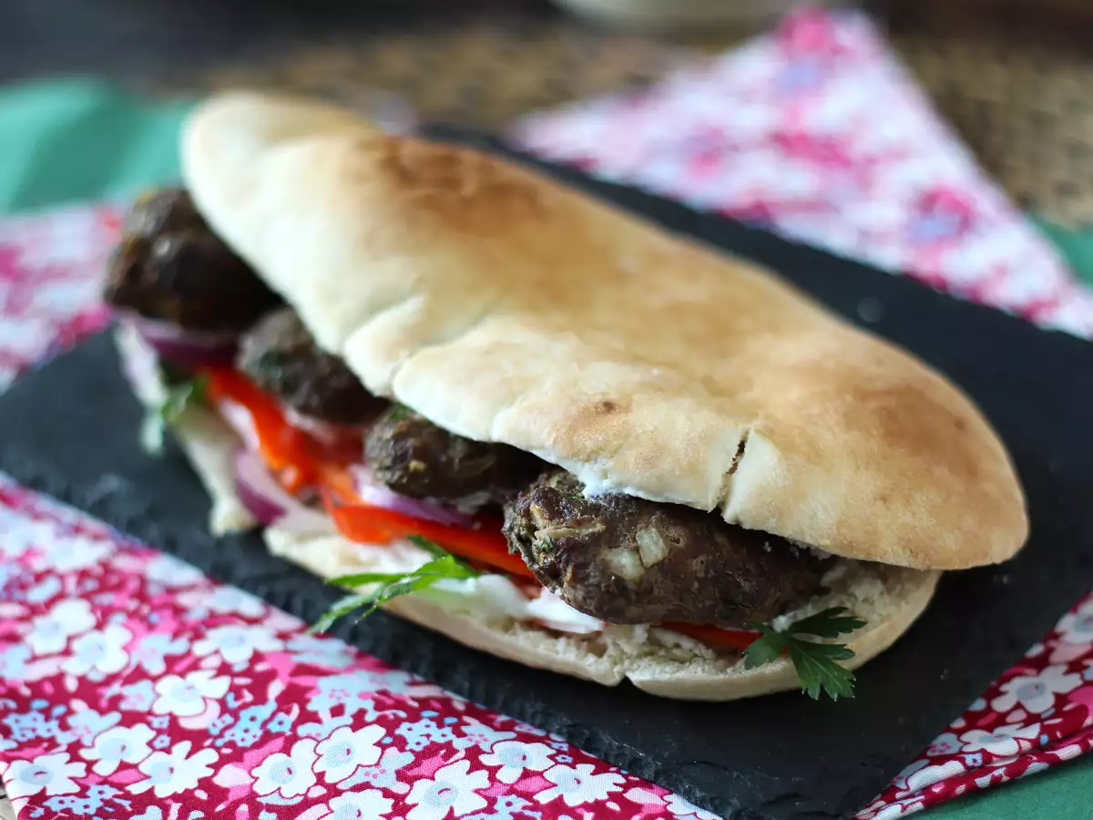 Köfte Ekmek – turecké masové placičky v chlebu - foto 4