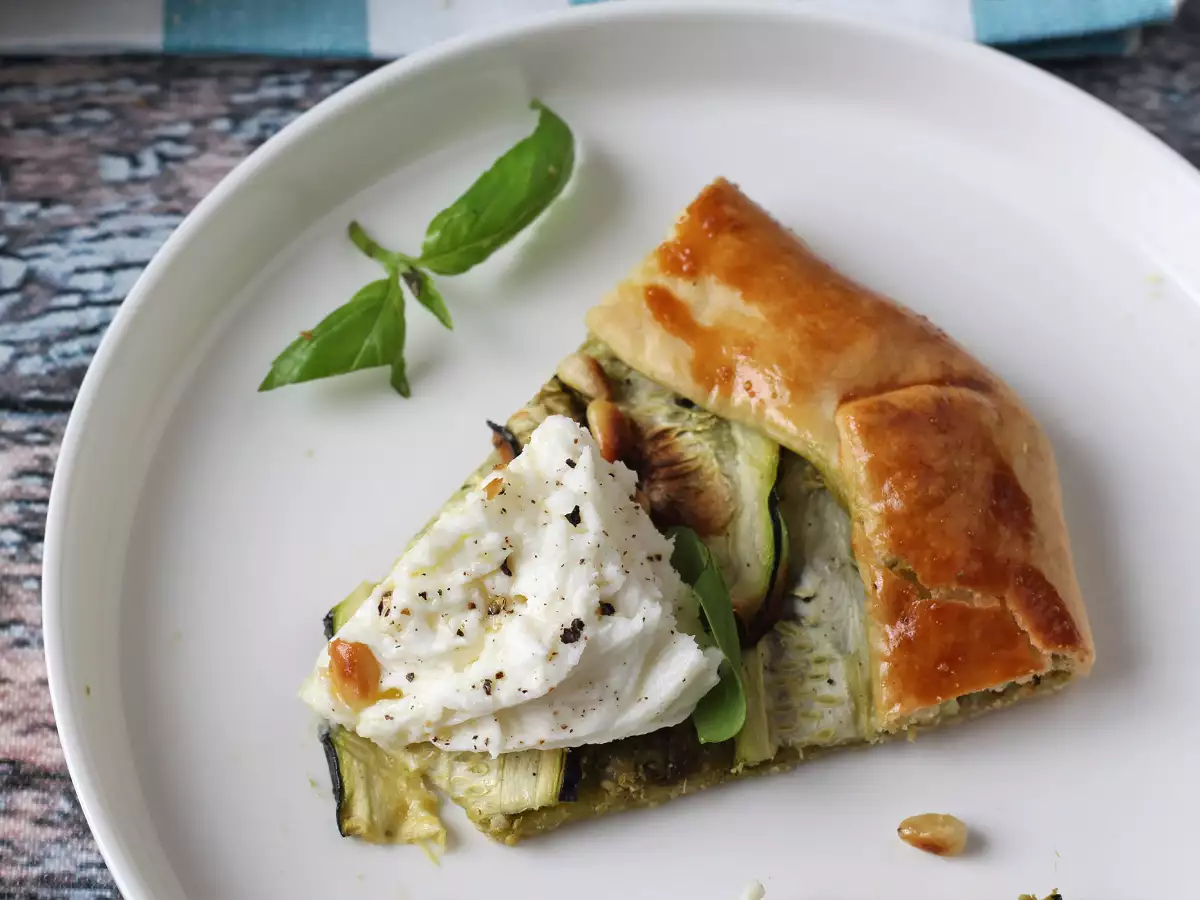 Koláč s pestem a cuketou: snadný recept, který voní jako léto! - foto 3