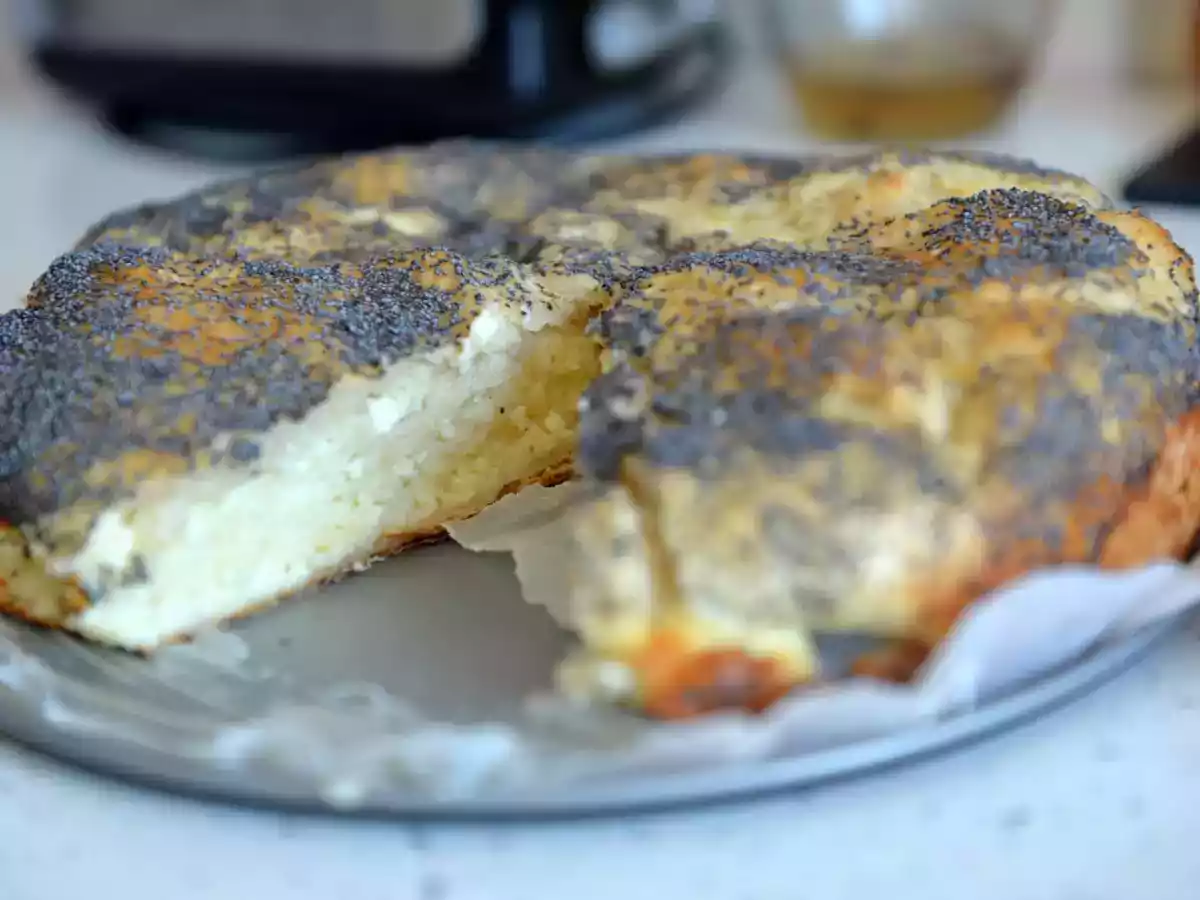Koláč s tvarohovým sýrem a jogurtem v makové krustě