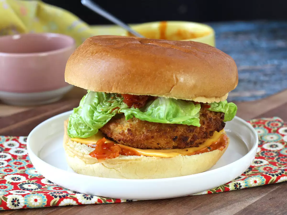 Korejský burger s křupavým kuřecím řízkem: pikantní a neuvěřitelně lahodný - foto 3