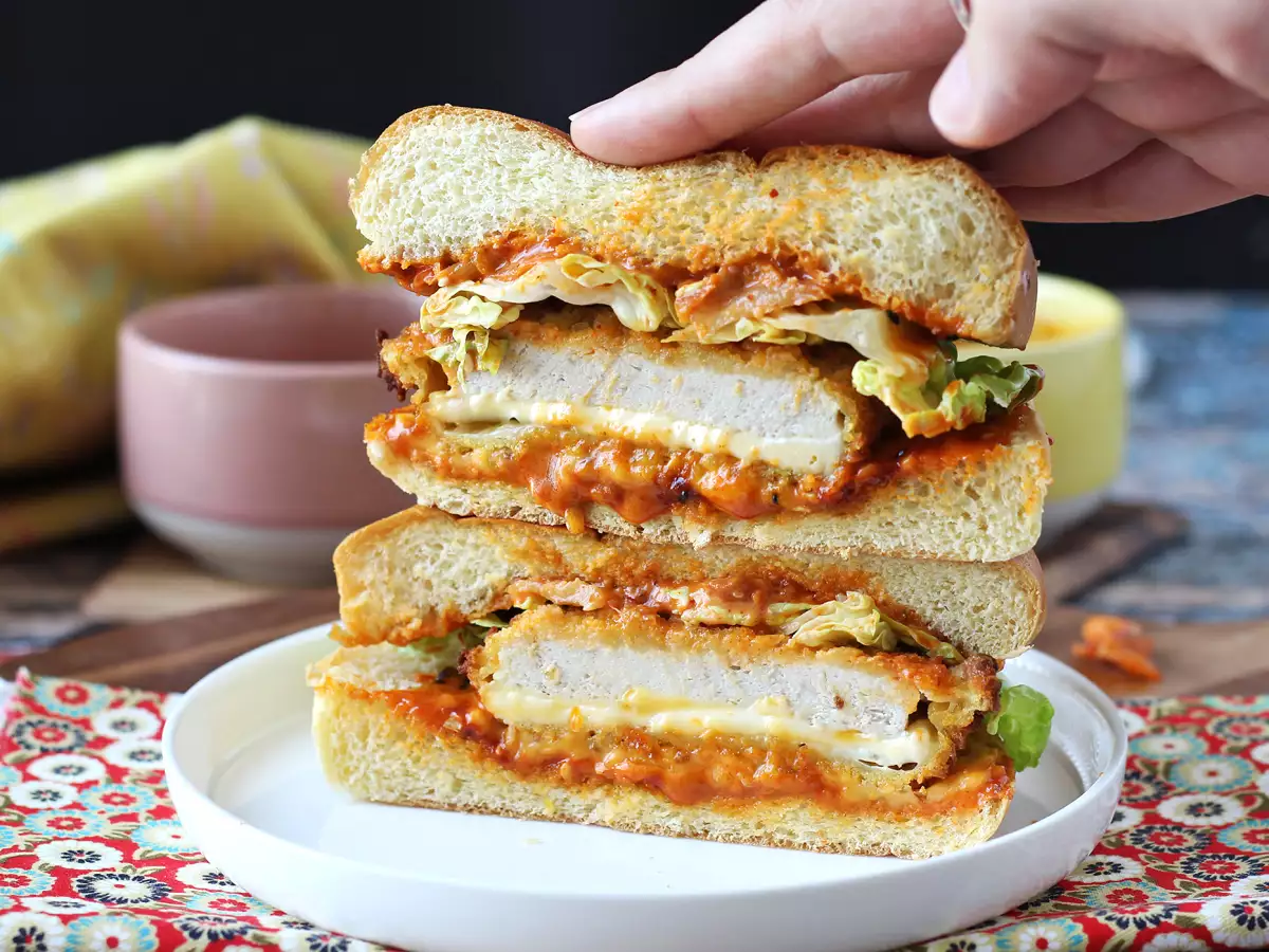 Korejský burger s křupavým kuřecím řízkem: pikantní a neuvěřitelně lahodný - foto 4