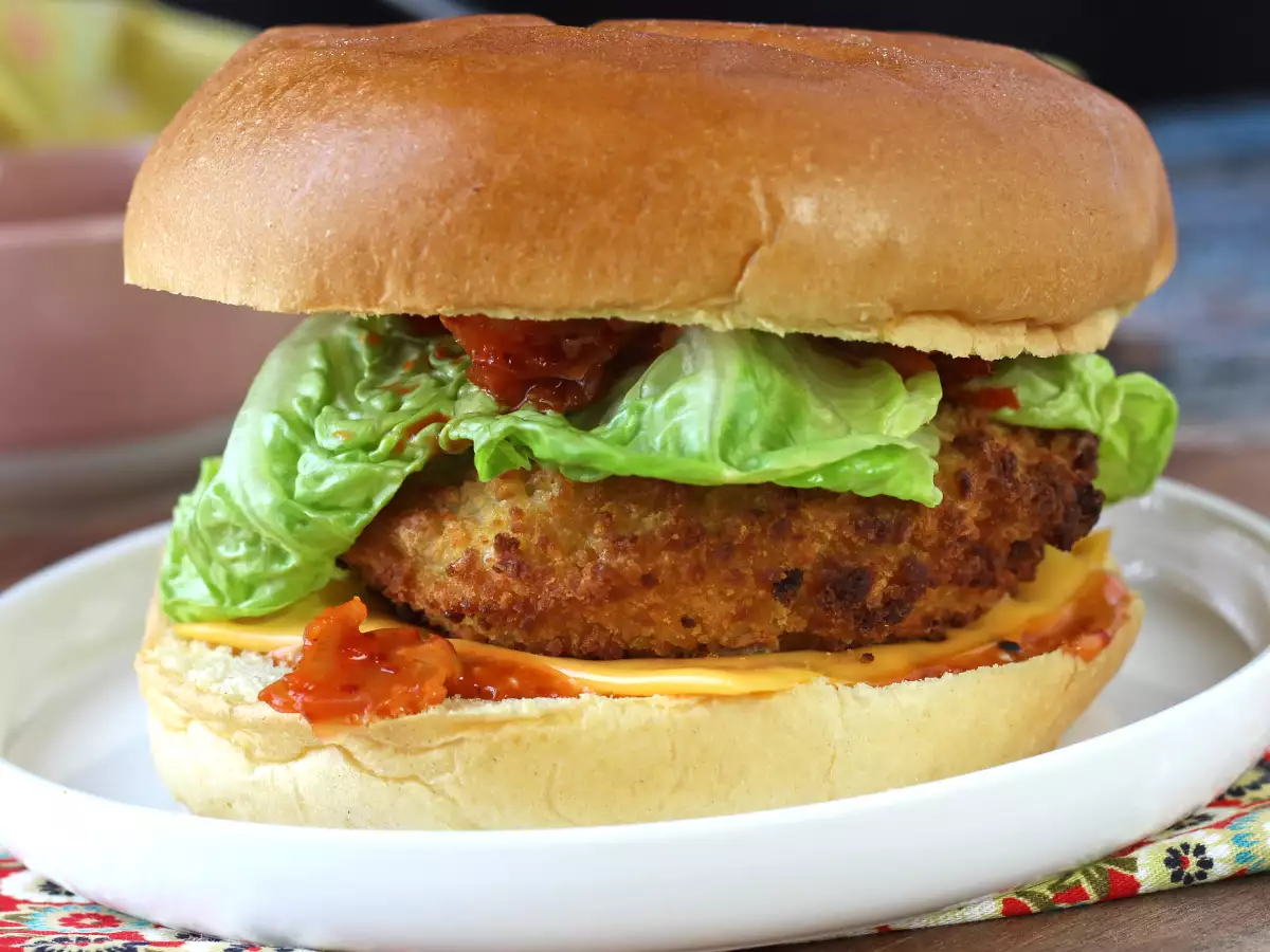 Korejský burger s křupavým kuřecím řízkem: pikantní a neuvěřitelně lahodný - foto 5