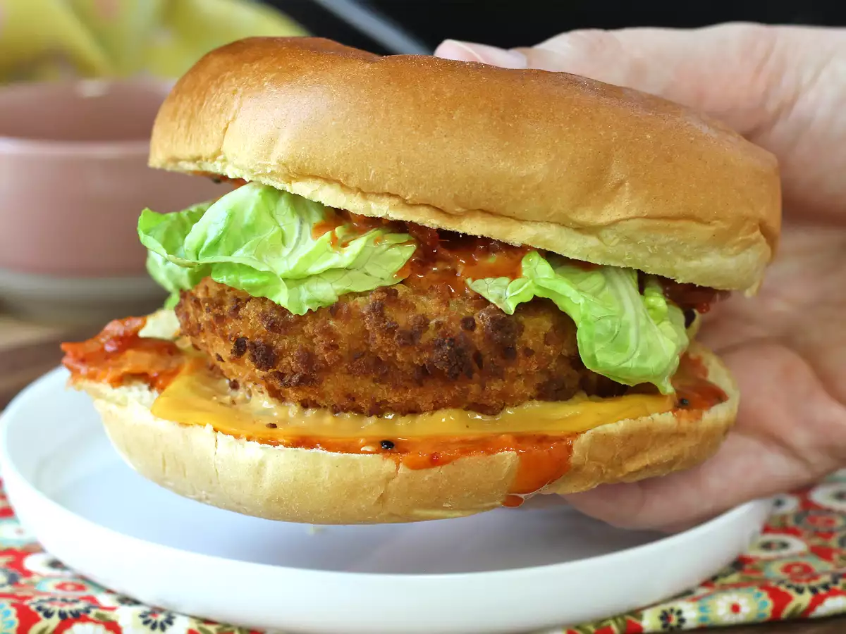 Korejský burger s křupavým kuřecím řízkem: pikantní a neuvěřitelně lahodný - foto 6