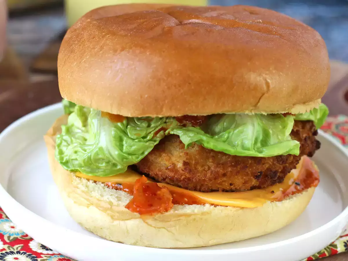 Korejský burger s křupavým kuřecím řízkem: pikantní a neuvěřitelně lahodný - foto 7