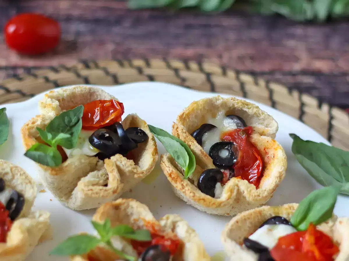 Košíčky z toastového chleba s mozzarellou, cherry rajčátky a černými olivami