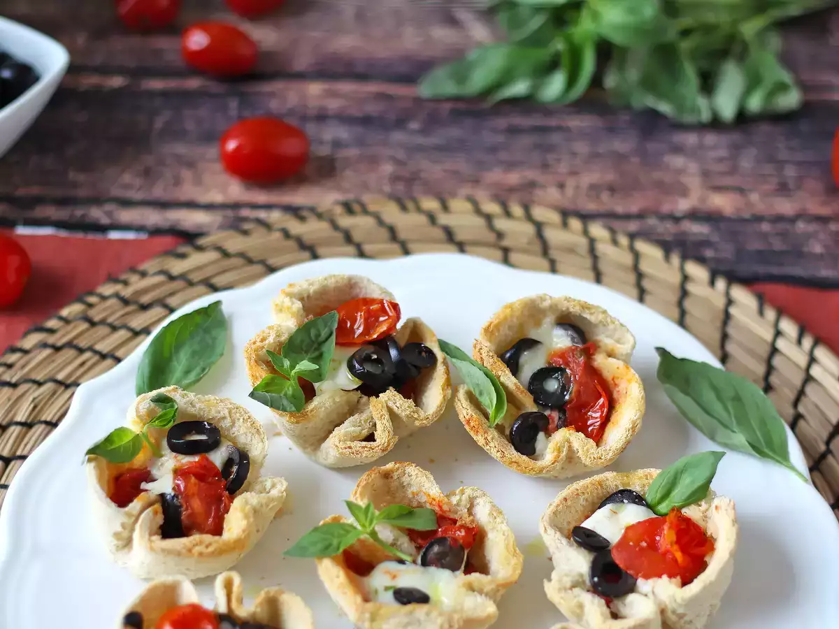 Košíčky z toastového chleba s mozzarellou, cherry rajčátky a černými olivami - foto 6