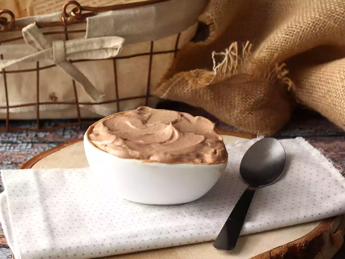 Krémová pomazánka Nutella, ideální na polevu dortů a dortových zákusků. - foto 4