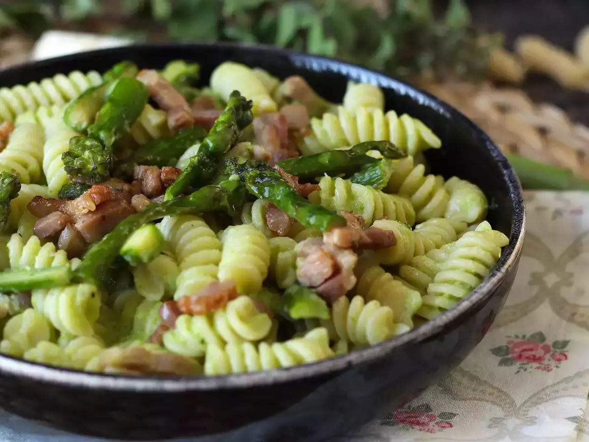 Krémové těstoviny s chřestem a slaninou: snadný a chutný recept - foto 2