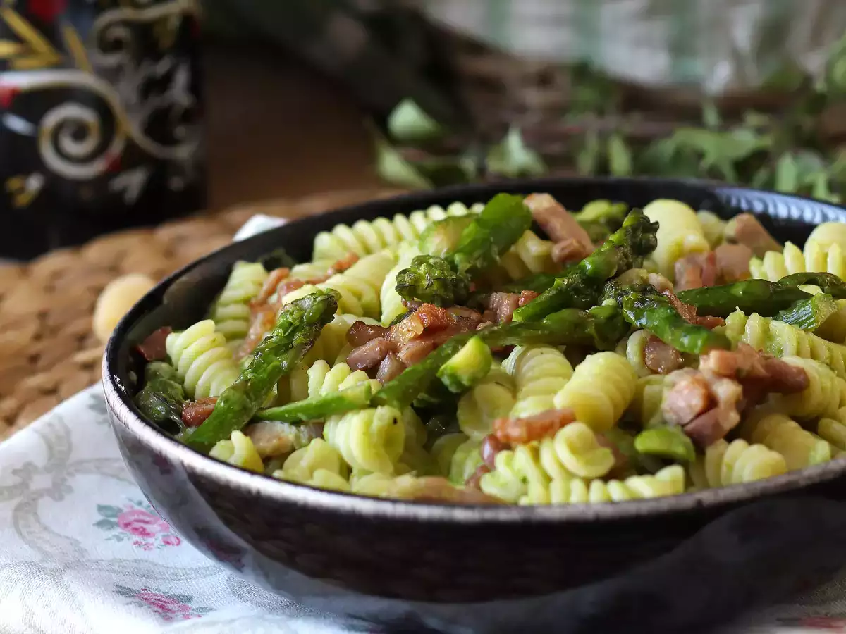 Krémové těstoviny s chřestem a slaninou: snadný a chutný recept - foto 3