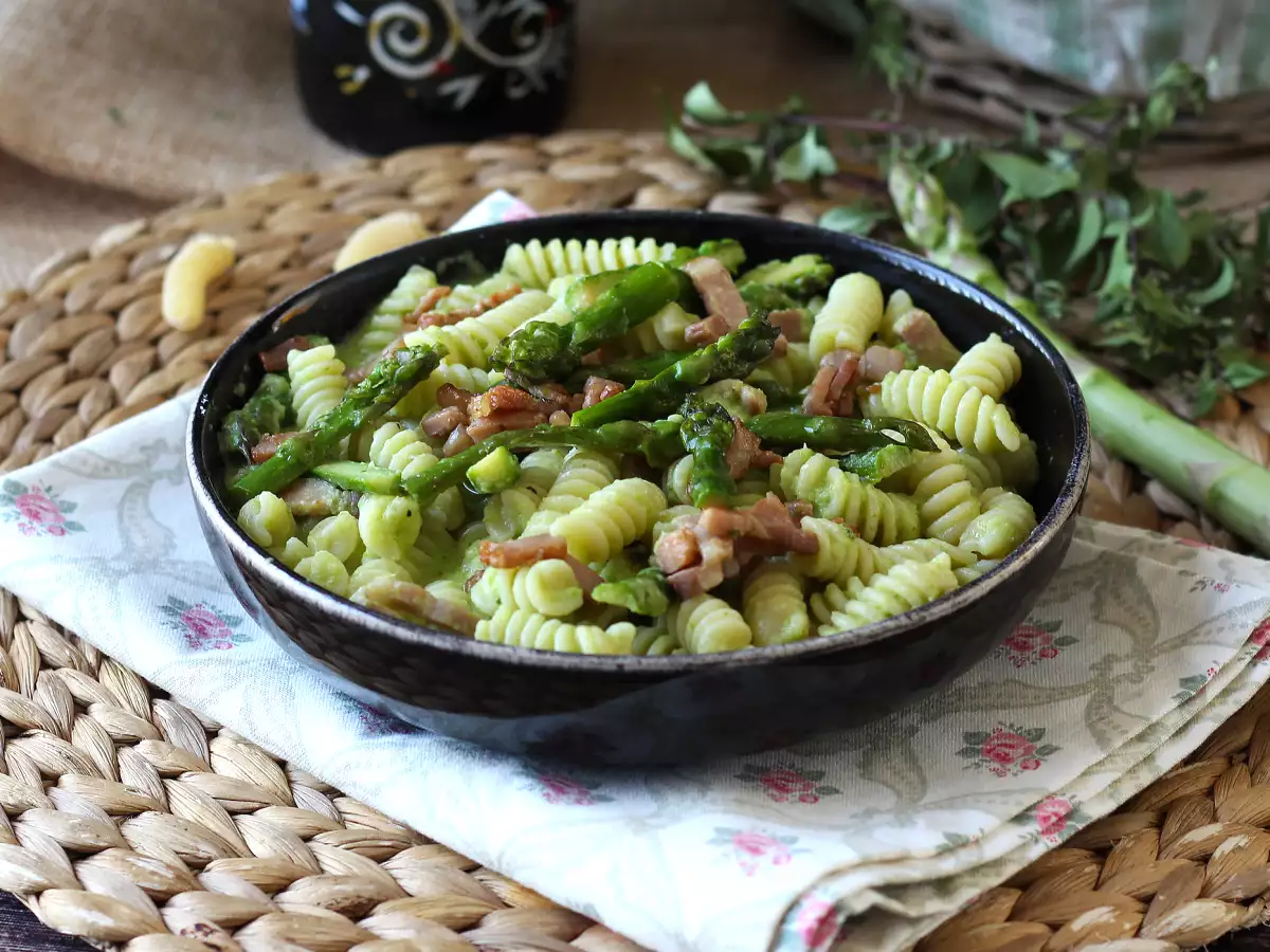 Krémové těstoviny s chřestem a slaninou: snadný a chutný recept - foto 4