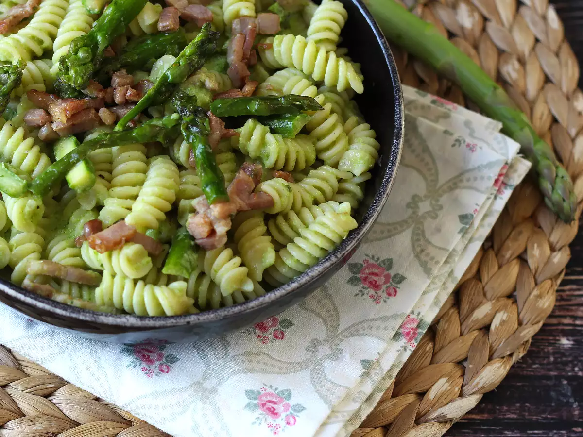 Krémové těstoviny s chřestem a slaninou: snadný a chutný recept - foto 5