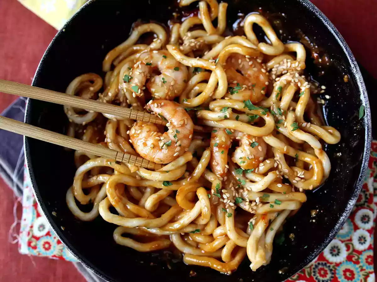 Krevetové nudle udon s pikantní arašídovou omáčkou