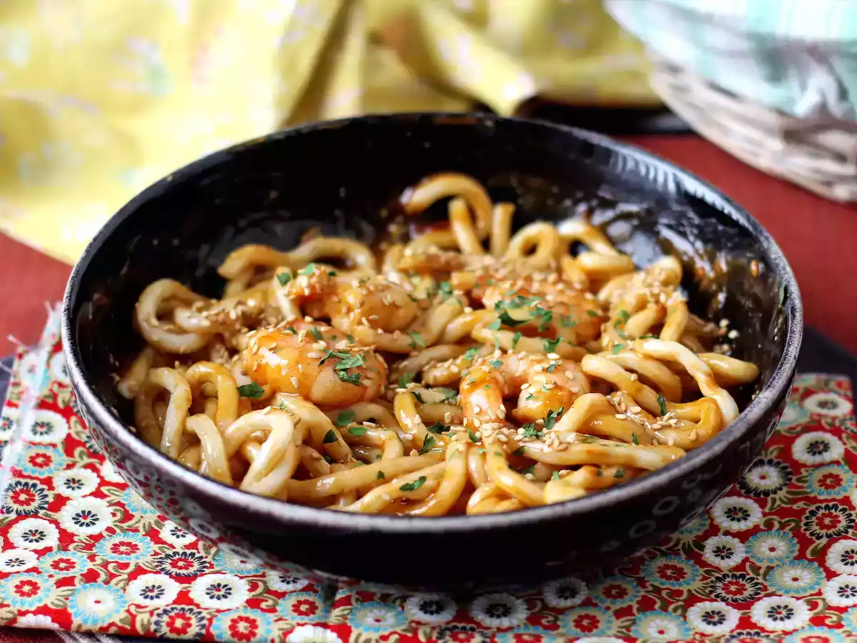 Krevetové nudle udon s pikantní arašídovou omáčkou - foto 2