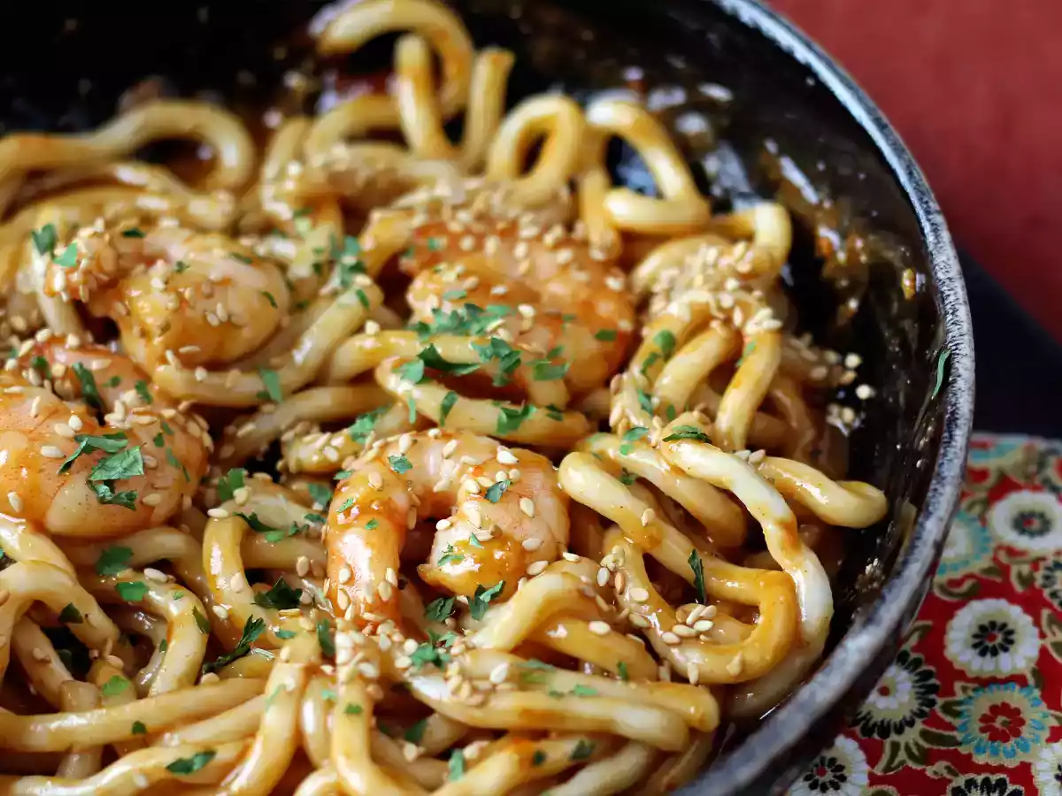 Krevetové nudle udon s pikantní arašídovou omáčkou - foto 3
