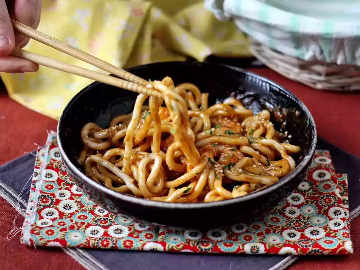 Krevetové nudle udon s pikantní arašídovou omáčkou - foto 4