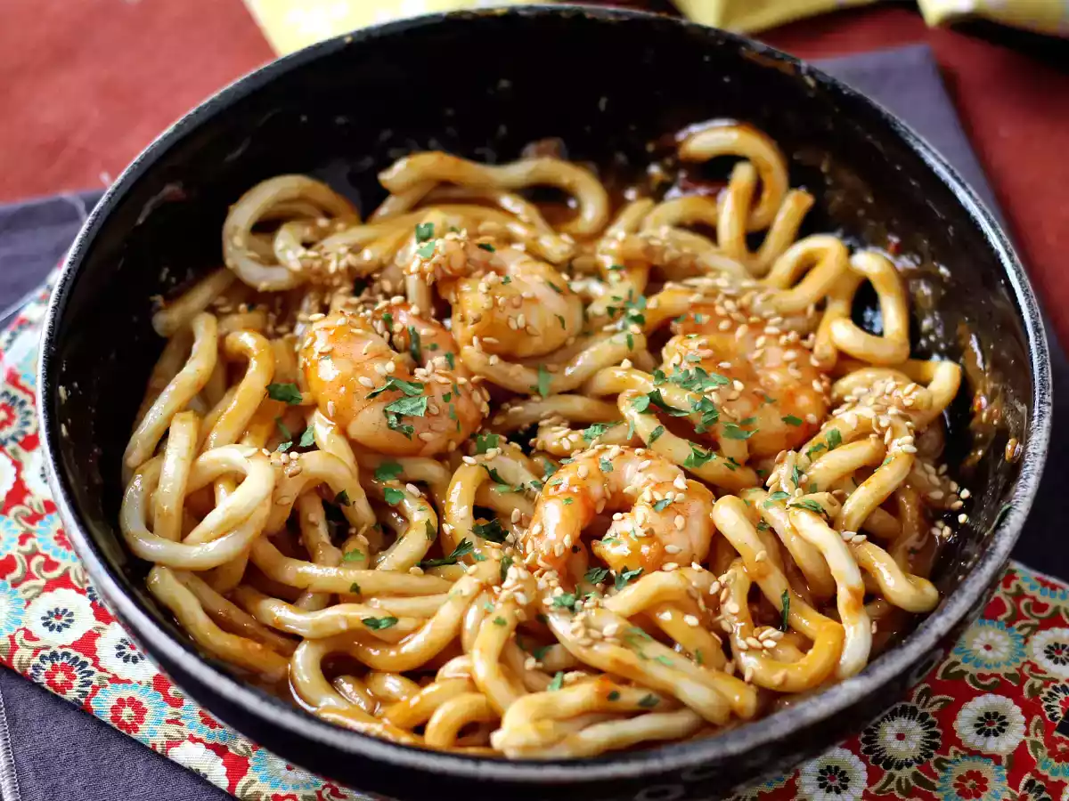 Krevetové nudle udon s pikantní arašídovou omáčkou - foto 5