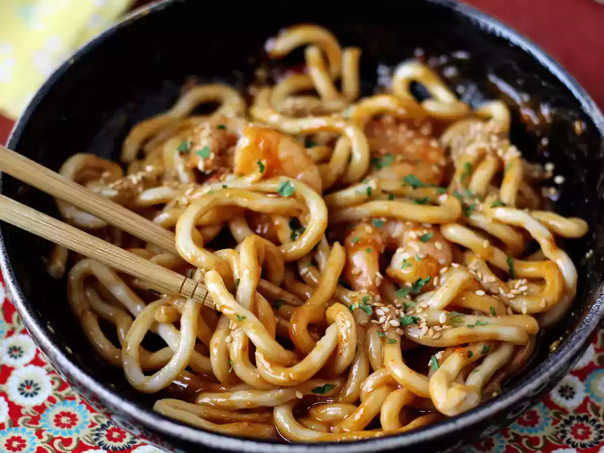 Krevetové nudle udon s pikantní arašídovou omáčkou - foto 7