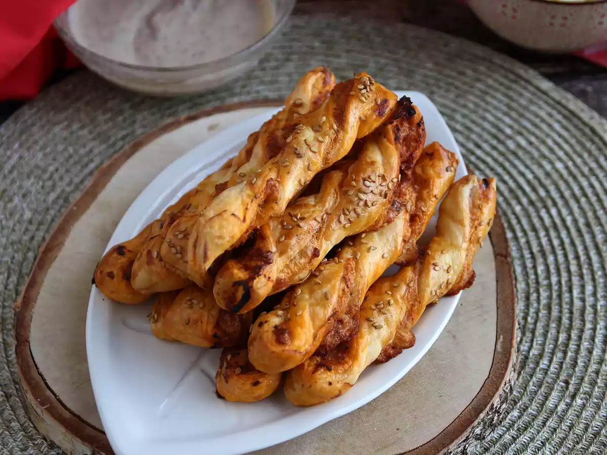 Kroucené listové těsto s pestem rosso a mozzarellou