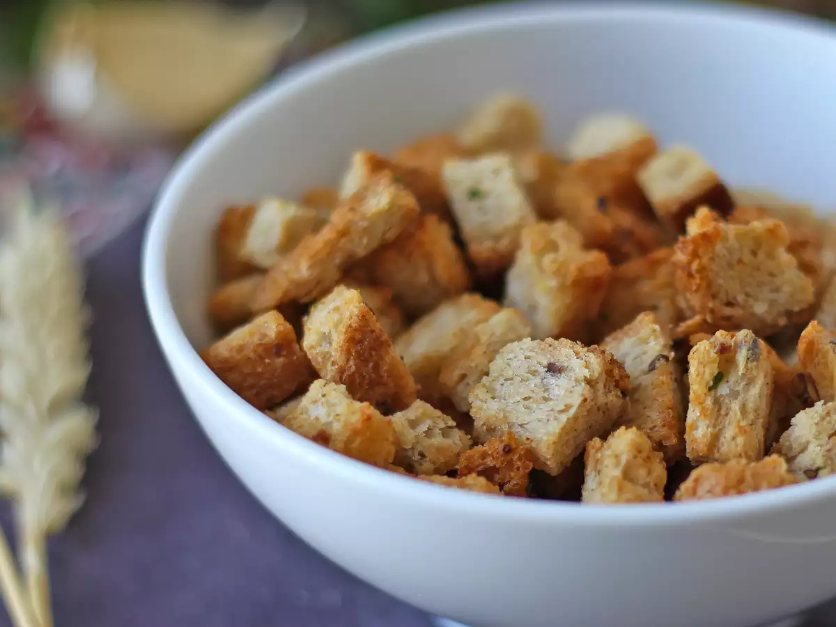 Křupavé bylinkové krutony ve fritéze Air Fryer (rychlé a snadné) - foto 3