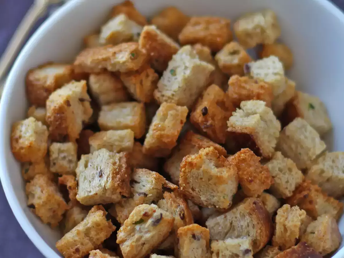 Křupavé bylinkové krutony ve fritéze Air Fryer (rychlé a snadné) - foto 4