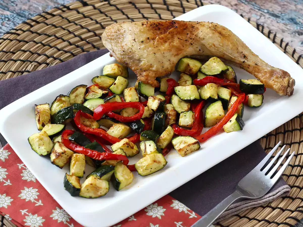 Kuře s paprikou a cuketou v horkovzdušné fritéze: hotové za 20 minut! - foto 3