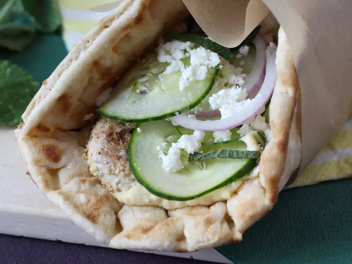 Kuřecí gyros v pita chlebu – řecký sendvič, který si zamilujete - foto 2