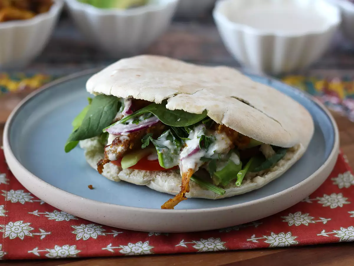 Kuřecí šawarma z horkovzdušné fritézy, pita a tahini omáčka