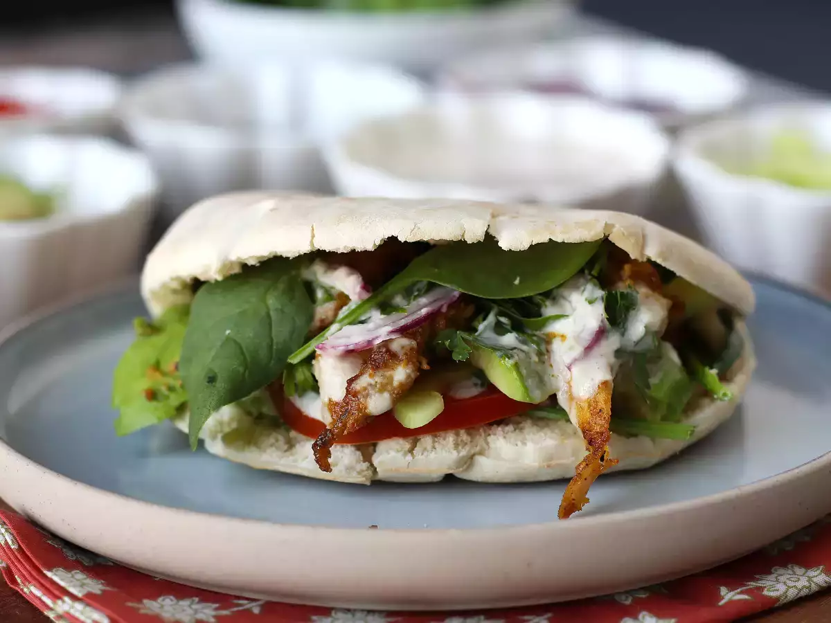 Kuřecí šawarma z horkovzdušné fritézy, pita a tahini omáčka - foto 2