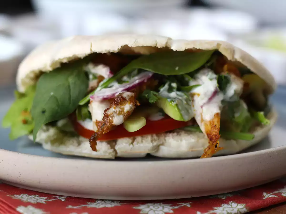 Kuřecí šawarma z horkovzdušné fritézy, pita a tahini omáčka - foto 3