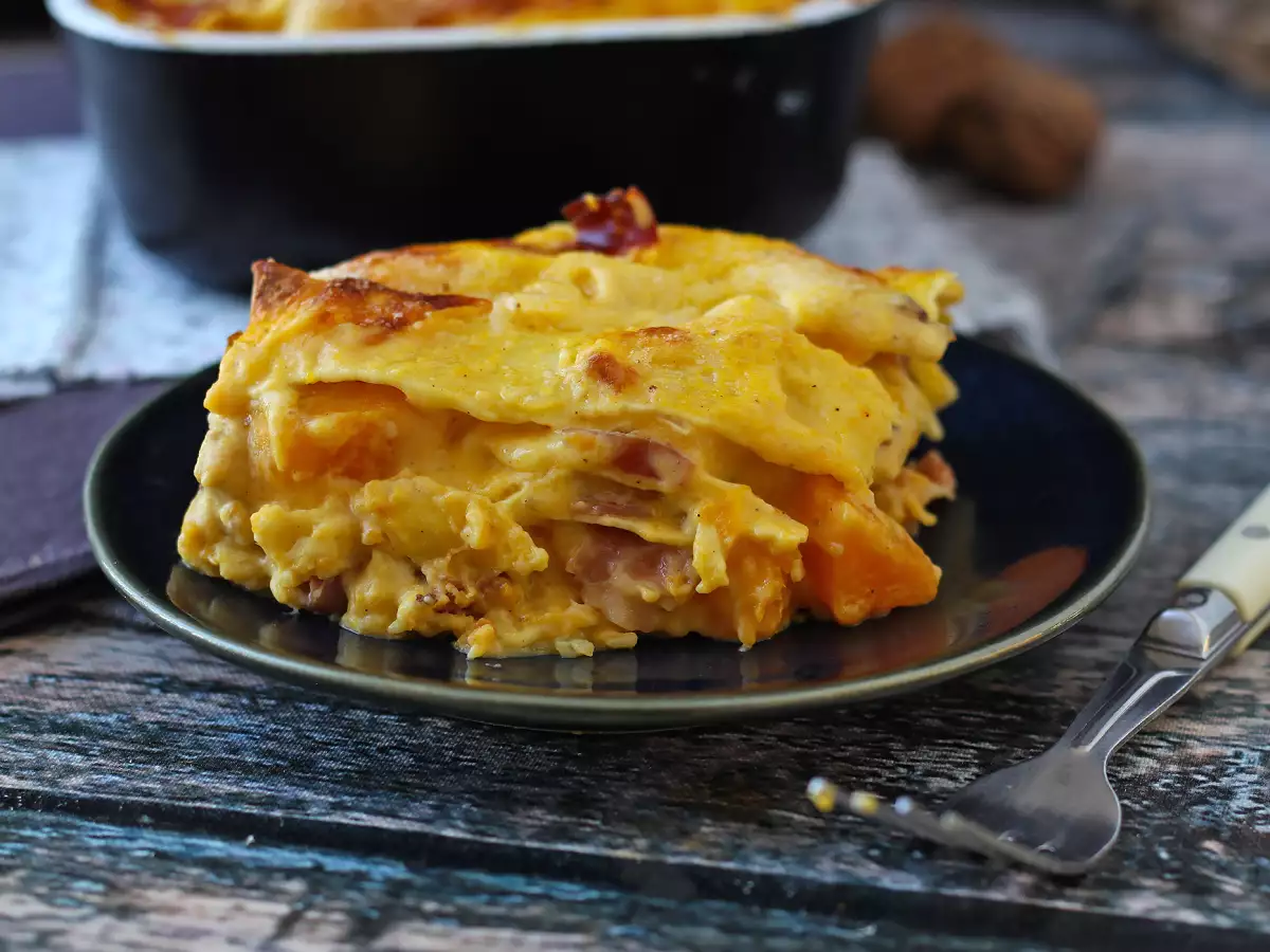 Lasagne s dýní, špekem a krémovými i křupavými ořechy