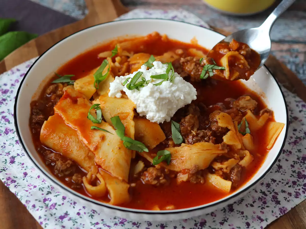 Lasagnová polévka s masem, ricottou a parmazánem