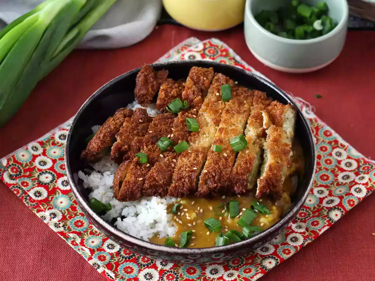Lilek obalený ve strouhance panko ve stylu japonského kari katsu, ale vegetariánský