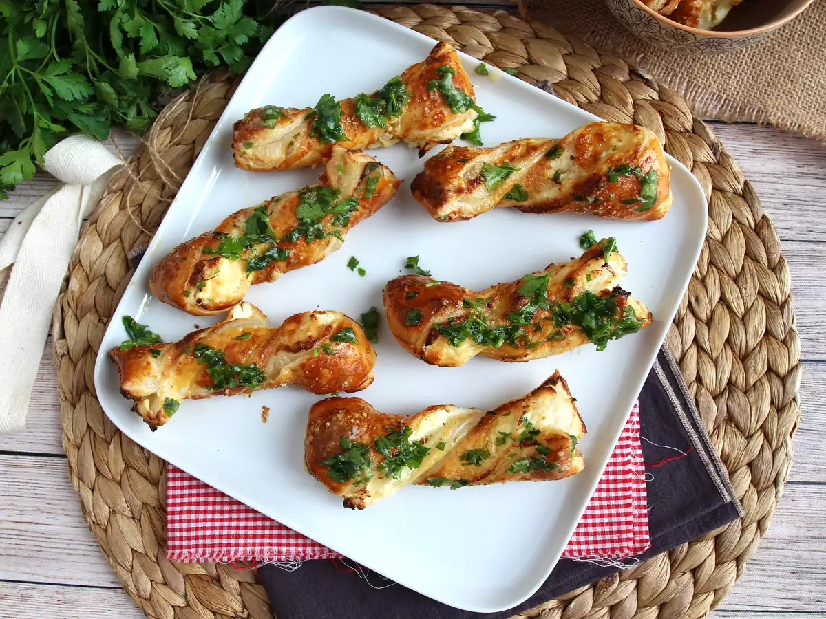 Listové tyčinky se sýrem a česnekovou petrželkou: nezbytná pochoutka k aperitivu - foto 4