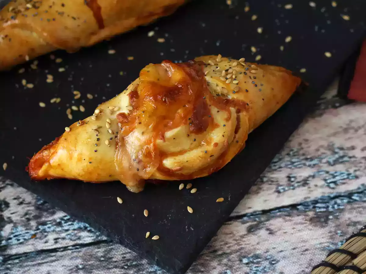Lodní závitky ve stylu pizzy plněné rajčaty, šunkou a mozzarellovou omáčkou.
