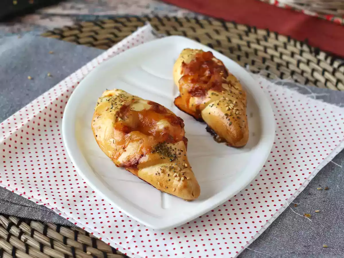 Lodní závitky ve stylu pizzy plněné rajčaty, šunkou a mozzarellovou omáčkou. - foto 2