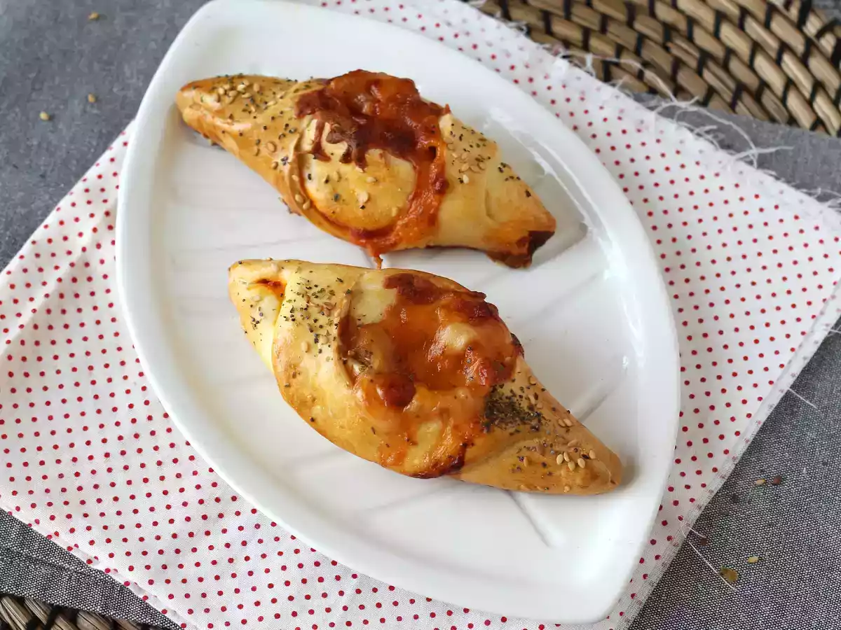 Lodní závitky ve stylu pizzy plněné rajčaty, šunkou a mozzarellovou omáčkou. - foto 4