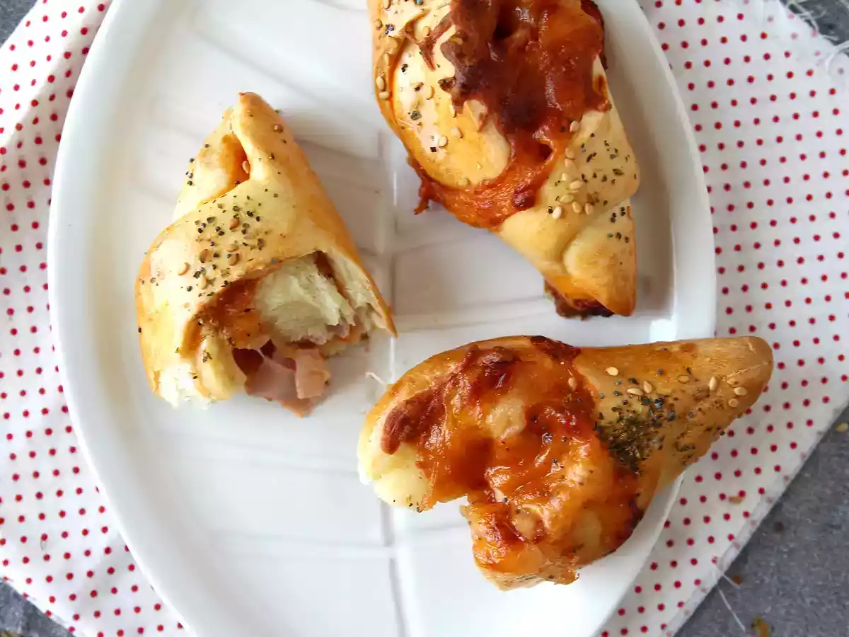 Lodní závitky ve stylu pizzy plněné rajčaty, šunkou a mozzarellovou omáčkou. - foto 5